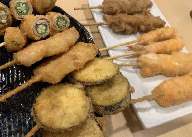 お酒が進むこと間違いなし。ヒナタ自慢の串揚げ盛り合わせ
