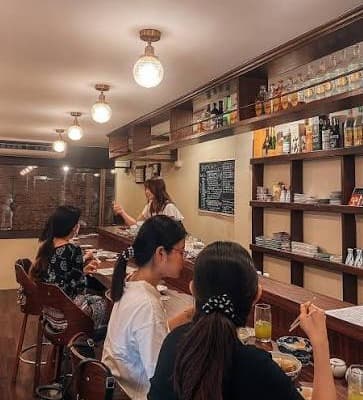 おばんざいを眺めながら店主との会話も楽しめる「晩酌屋あいのま ainoma 」の特等席カウンター