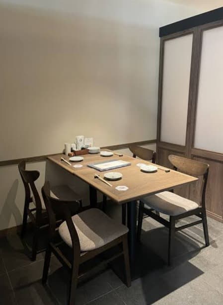 接待や会食に最適な「炭火焼源アソーク Gen Japanese Charcoal Grill Asok」の落ち着いた個室席