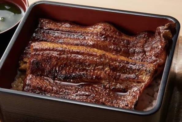 炭火で香ばしく焼き上げられた、ふっくらとした鰻が自慢の鰻重