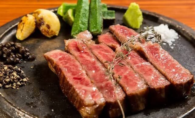 絶妙な焼き加減で提供される、ジューシーな炭火焼きステーキ