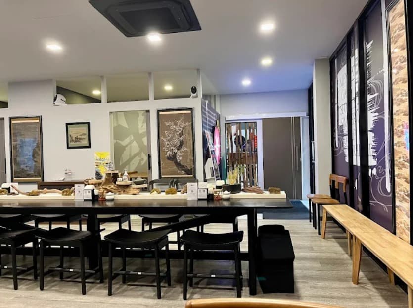 店内:スタイリッシュで洗練された麺屋 我ガのテーブル席