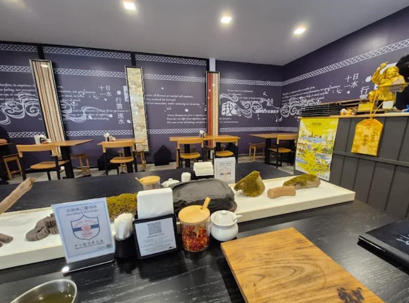 店内:モダンなデザインの麺屋 我ガのテーブル席