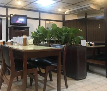 店内:飾らず居心地のよい空間らあめん一番のテーブル席