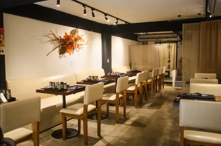 店内:和モダンな空間MISO RAMEN CHIKURA BKK 味噌千蔵バンコクのテーブル席