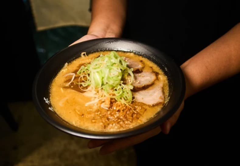 料理:柔らかいチャーシューの乗ったMISO RAMEN CHIKURA BKK 味噌千蔵バンコクのチャーシュー味噌らーめん