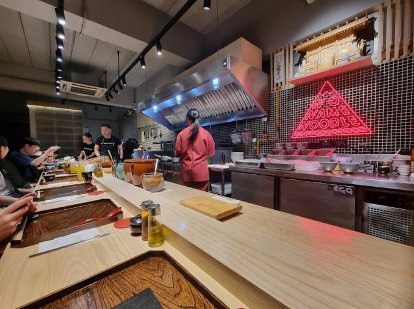 店内:一杯ずつ丁寧に提供されるNO NAME NOODLE BKKのカウンター席