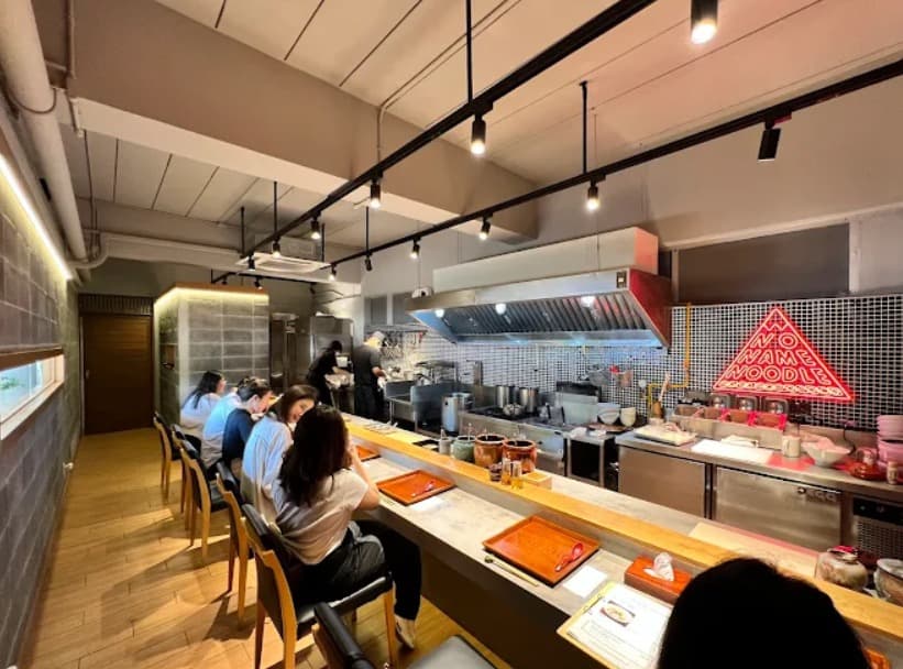 店内:料理に集中できるNO NAME NOODLE BKKのカウンター席