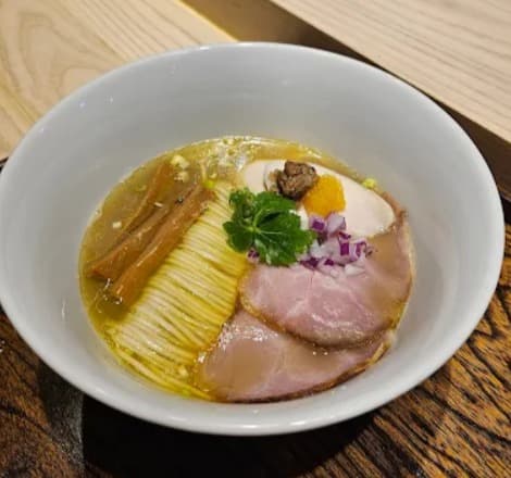 料理:スープの透明感や旨味のバランスがよいNO NAME NOODLE BKKの淡麗潮そば