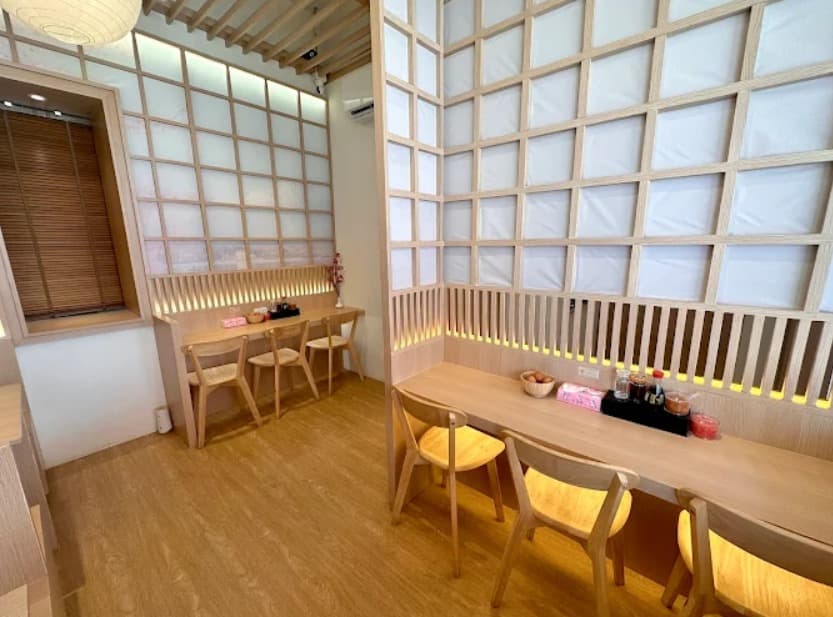 店内:一人でも入りやすい少龍ラーメン スクンビット24のカウンター席