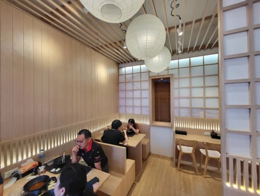 店内:明るく清潔感のある少龍ラーメン スクンビット24のテーブル席