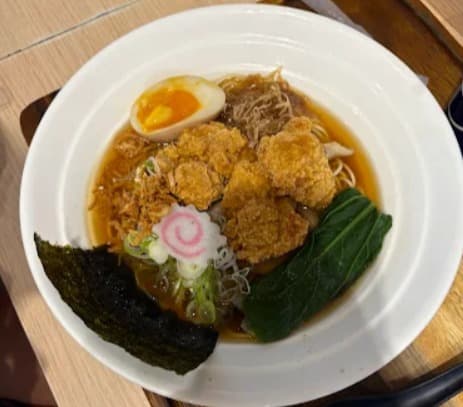 料理:スープが麺に絡みつく少龍ラーメン スクンビット24の醤油ラーメン