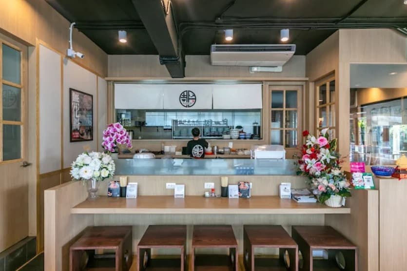 店内:一人で食事を楽しめるつけ麺専門 周月のカウンター席