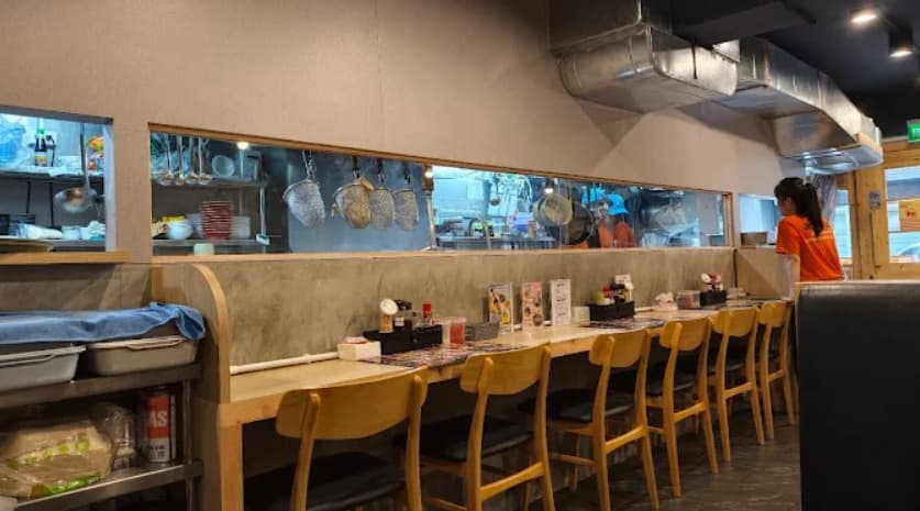 店内:一人利用にピッタリのSEIRYU 久留米らーめん お好み焼き青龍 Phrom Phongのカウンター席