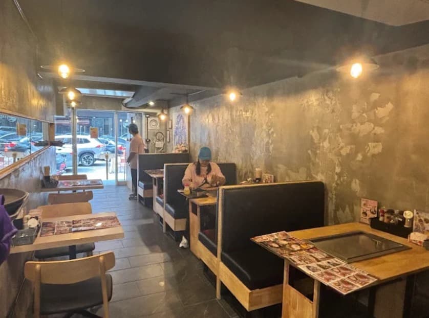 店内:飲み会後の締めにも使えるSEIRYU 久留米らーめん お好み焼き青龍 Phrom Phongのテーブル席