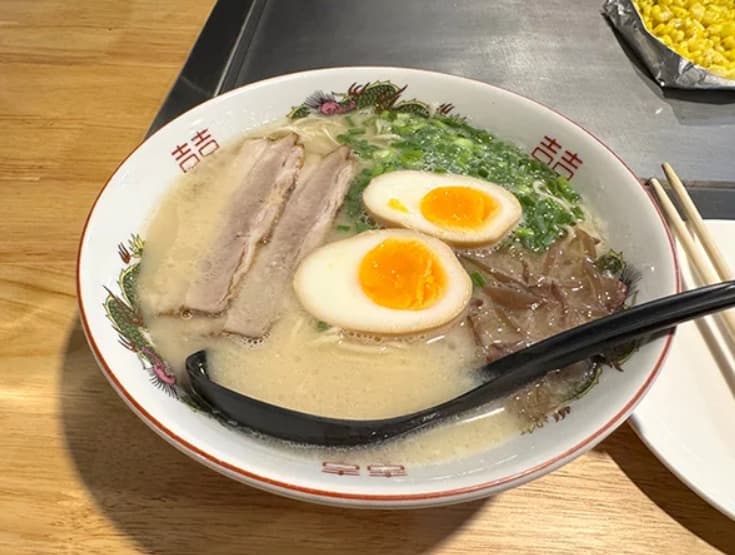 料理:旨味を引き出すスープを使ったSEIRYU 久留米らーめん お好み焼き青龍 Phrom Phongの豚骨ラーメン