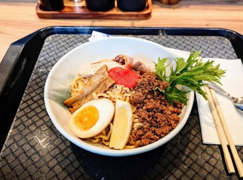 料理:麺と具材がしっかり絡む屯ちん エムスフィア店の具沢山まぜそば