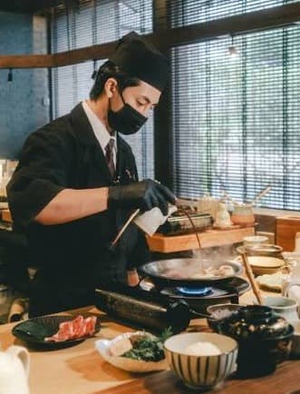 職人の技を間近に、すき焼きを堪能できる「一人 SUKIYAKI」のカウンター席