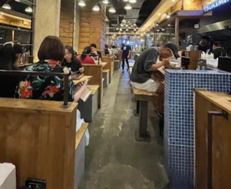 店内:親しみやすい雰囲気のRamen Tsukemen GO GOのテーブル席