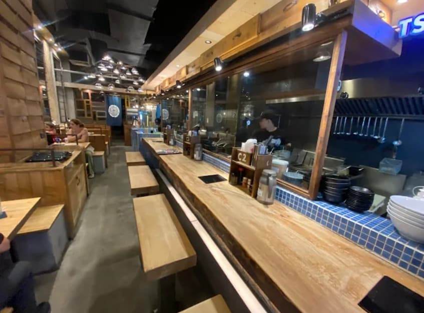 店内:一人でも入りやすいRamen Tsukemen GO GOのカウンター席