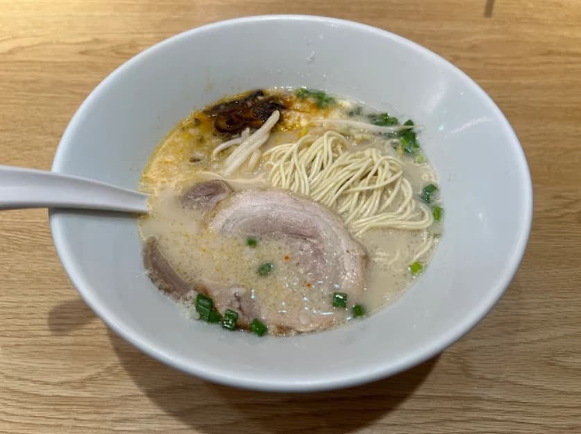 料理:日本と変わらないが味わえる一風堂 エンポリアム店の白丸元味ラーメン