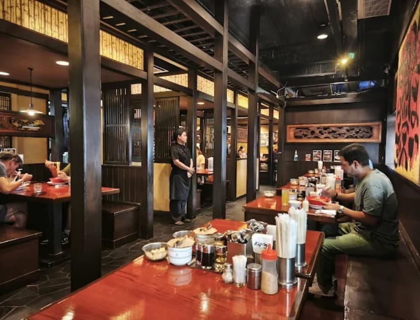 店内:家族連れやグループ利用しやすいばんから らーめん バンコクスクンビット通り店のテーブル席