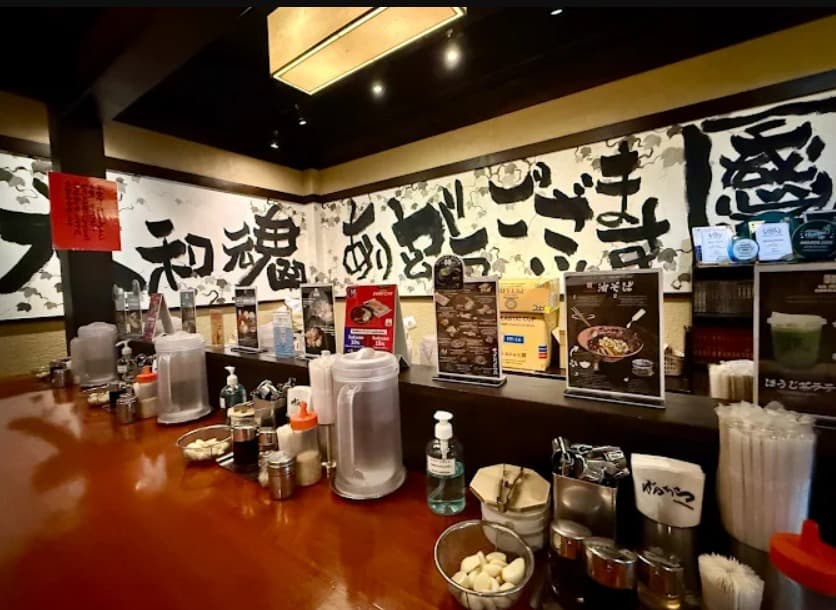店内:一人で食事を楽しめるばんから らーめん バンコクスクンビット通り店のカウンター席