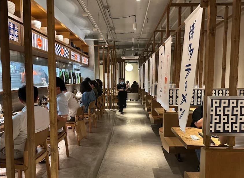 店内:友人との食事にも利用できるUMA UMA 博多うま馬-Sukhumvit 39のテーブル席