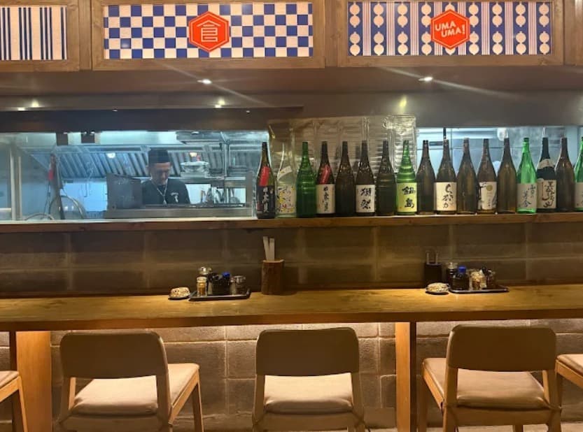 店内:仕事帰りの一杯に便利なUMA UMA 博多うま馬-Sukhumvit 39のカウンター席