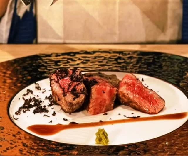 割烹夢のおまかせコースで提供される和牛料理と黒トリュフ