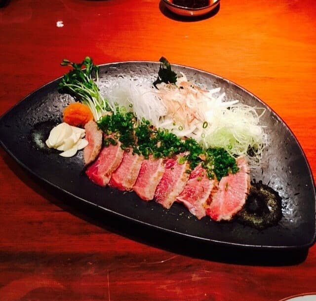 Miyabi Kappoの宮崎牛たたきと刺身が楽しめる一皿