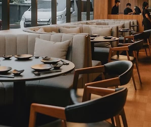 KINKI Japanese Progressive Dining and Barの落ち着いたダイニング席