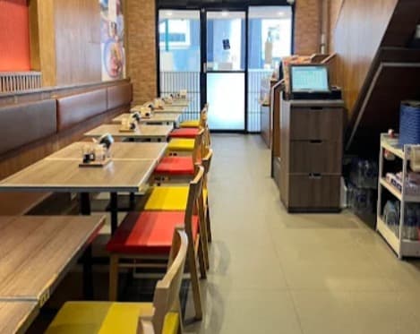 店内:テーブル席とカウンター席が選べるRinger Hut - Phrom Phongの店内