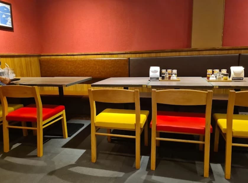 店内:ファミリー層に最適なRinger Hut - Phrom Phongのテーブル席