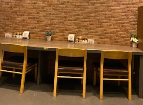 店内:一人ランチに便利なRinger Hut - Phrom Phongのカウンター席