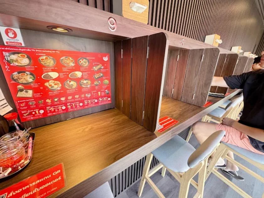 店内:仕切りがあり視線が気にならないRamenga Express สาขาสุขุมวิท22のカウンター席