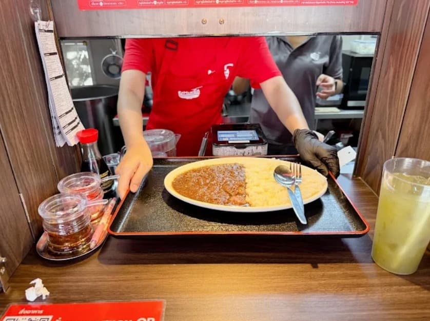 店内:一人の時間を静かに楽しめるRamenga Express สาขาสุขุมวิท22のカウンター席