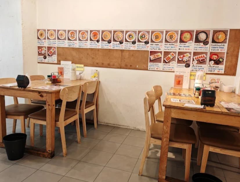 店内:アットホームな空気のNanase Ramen Phrom Phong 七星ラーメン プロンポン店のテーブル席