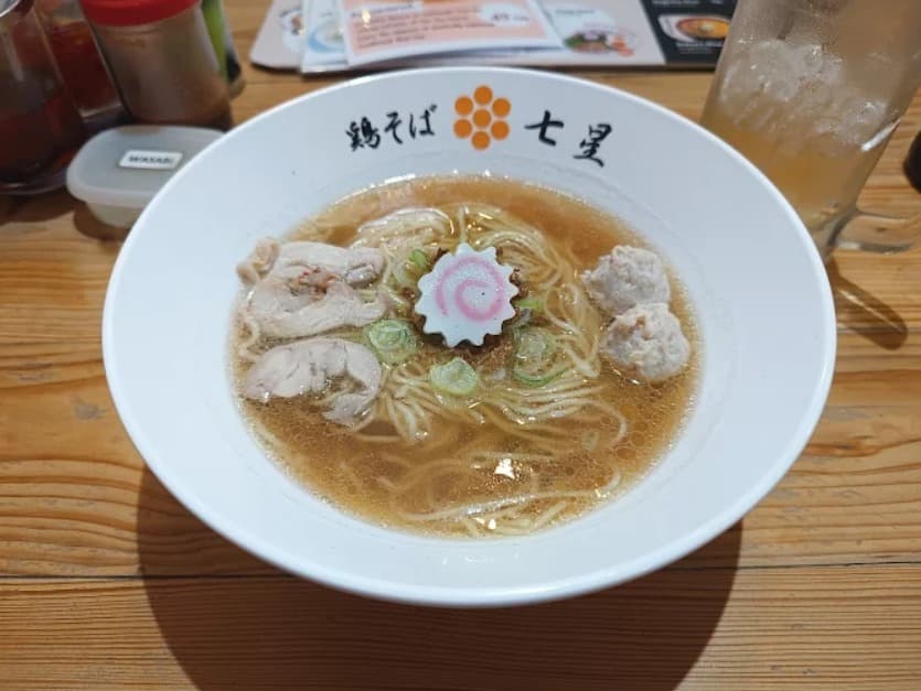料理:特製の鶏団子がトッピングされたNanase Ramen Phrom Phong 七星ラーメン プロンポン店の淡麗七星鶏そば