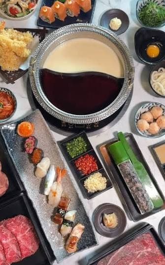 色鮮やかな寿司や、2種類のスープが楽しめる二色鍋