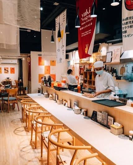 職人の手さばきを目の前で眺めながら食事を楽しめる「Yuki wagyu shabu izakaya. Premium shabu sushi handroll.」の明るく開放的なカウンター席