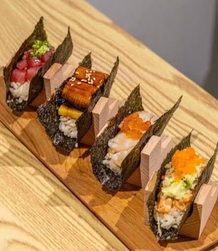 パリッとした海苔に新鮮なネタが映える「Yuki wagyu shabu izakaya. Premium shabu sushi handroll.」の特製ハンドロール