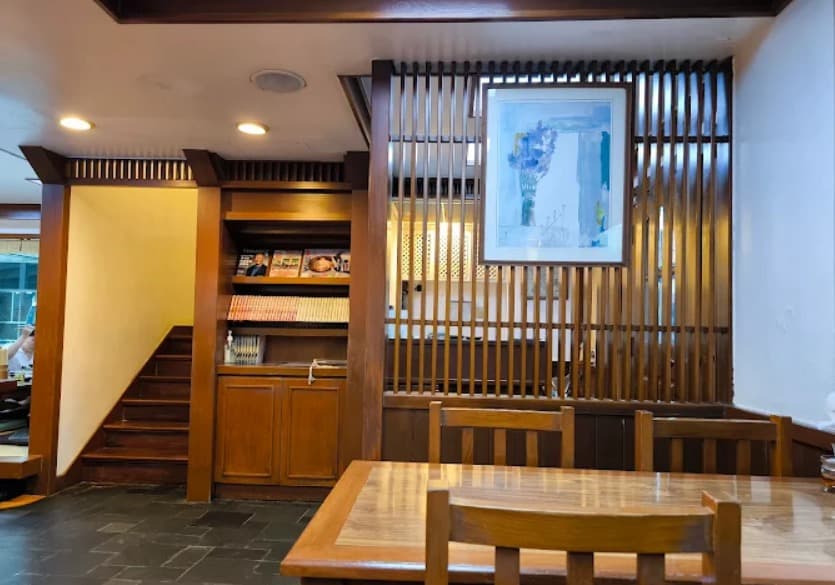 店内:街中華の空間が広がったらあめん亭 スクンビット33店の店内