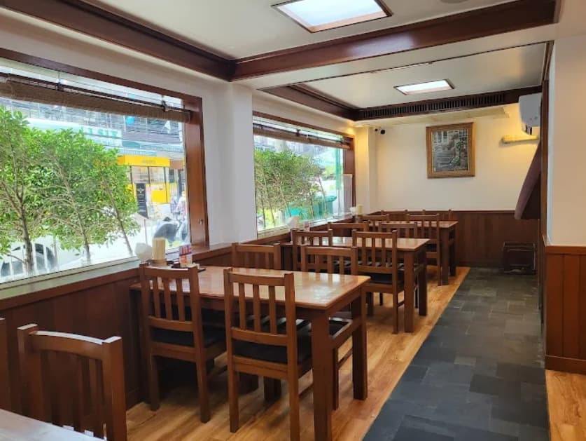 店内:家族やグループ利用もできるらあめん亭 スクンビット33店のテーブル席