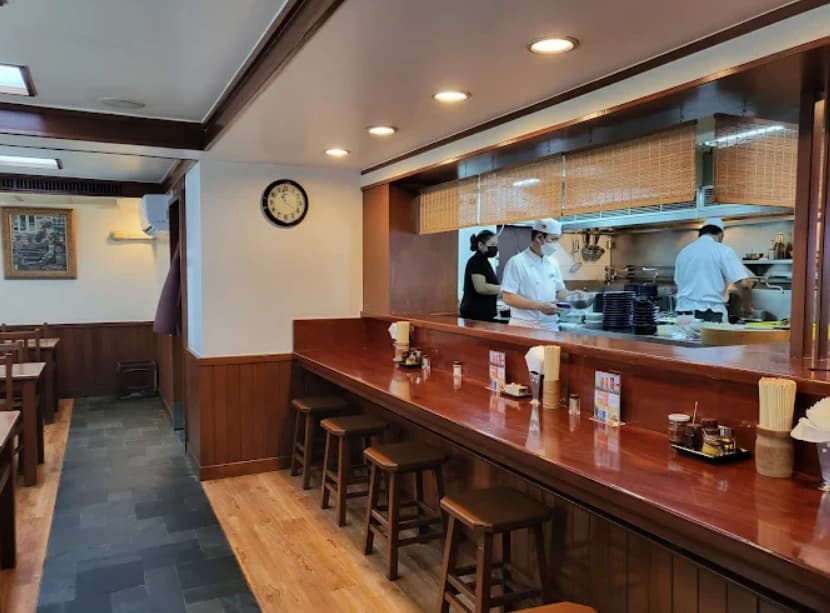 店内:仕事帰りにサクッと寄れるらあめん亭 スクンビット33店のカウンター席