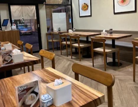 店内:距離感も程よく保たれた鶴うどん プロンポン店のテーブル席