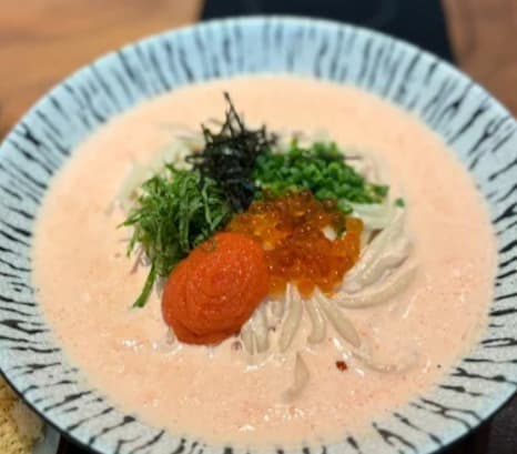 料理:絶大な支持を集める鶴うどん プロンポン店の明太子クリームうどん