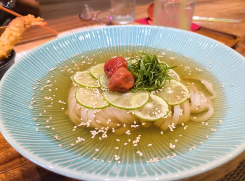 料理:酸味がちょうどよい鶴うどん プロンポン店のマナオ梅うどん