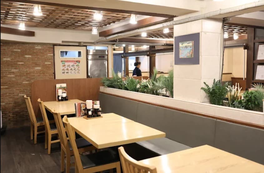 店内:立ち寄りやすい安心感の生そば あずま 33/1店のテーブル席