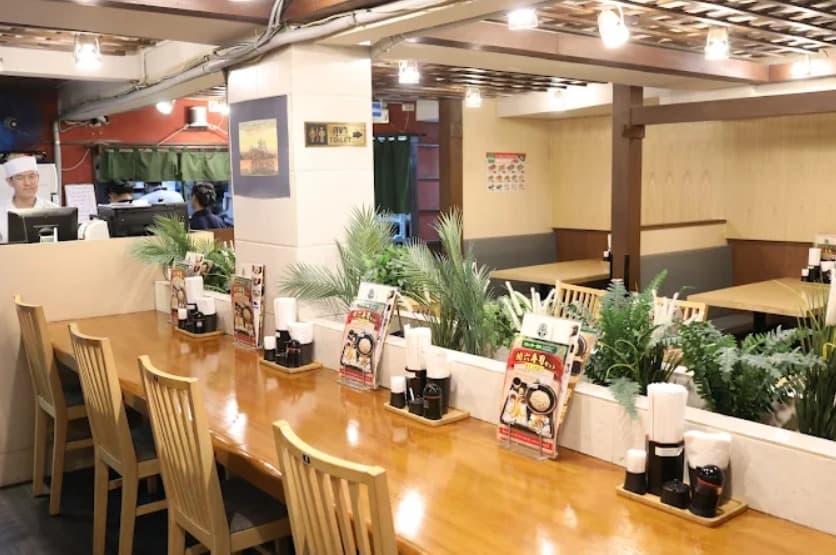 店内:仕事の合間に利用しやすい生そば あずま 33/1店のカウンター席